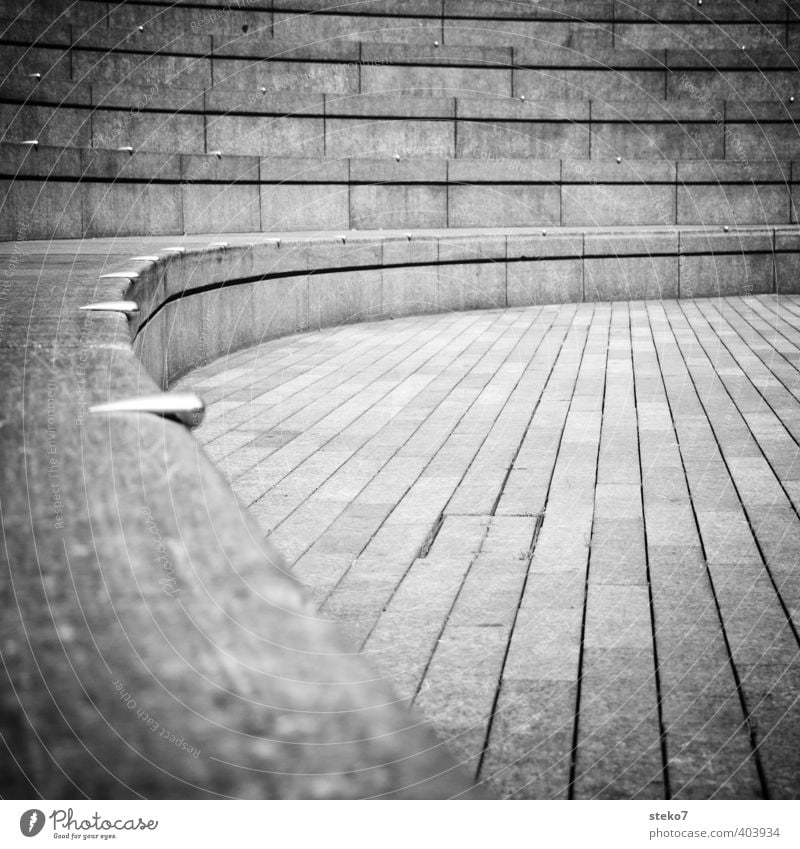 sitzrunde Treppe modern Stadt Perspektive Symmetrie London Stein Amphitheater Schwarzweißfoto Außenaufnahme Menschenleer Textfreiraum Mitte