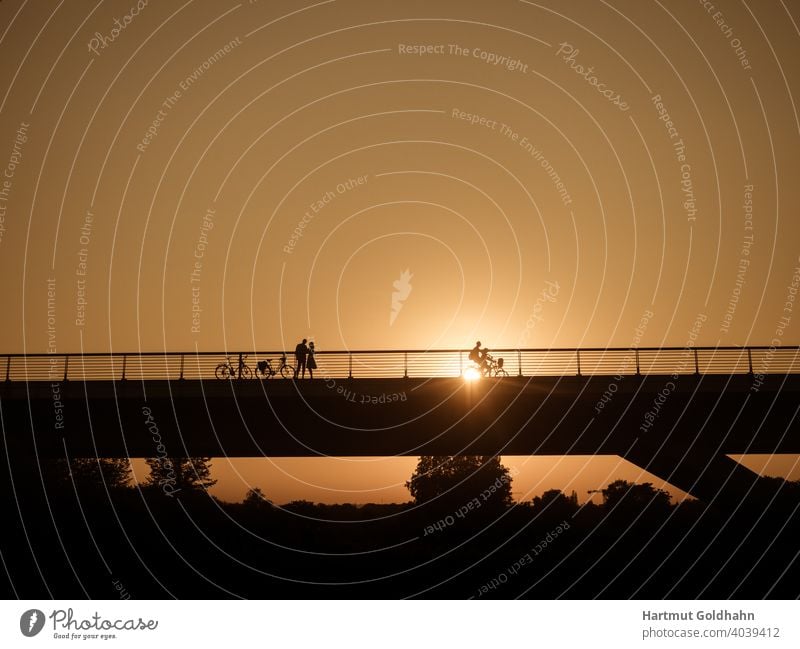 Silhouette von einem Paar das sich kurz vor Sonnenuntergang auf eine Brücke trifft. paar Treffen Begegnung Kontrast Rendezvous Personen Sonnenaufgang