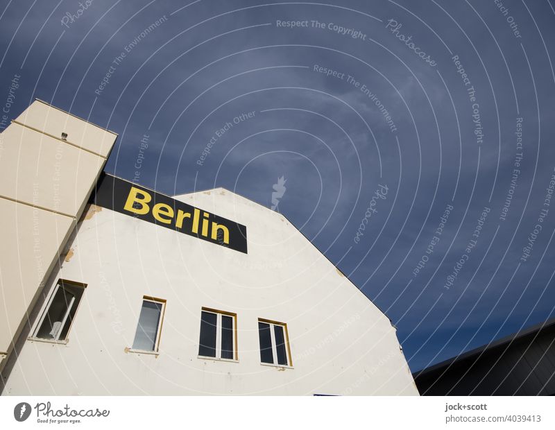 Haus Berlin in Berlin Fassade Friedrichshain Architektur Fenster Typographie grauer Himmel Sonnenlicht Weitwinkel Gewerbebau Hintergrund neutral weiß