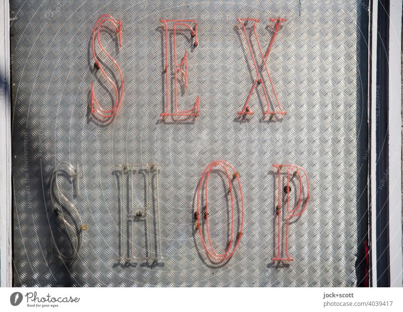 SEX SHOP tageslichttauglich Leuchtreklame Großbuchstabe Typographie kaputt rot leuchten Design Schaufenster Handel Schilder & Markierungen Wort Englisch