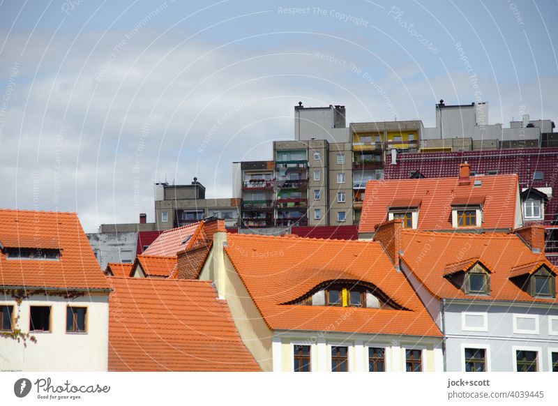 historische Neißevorstadt, dahinter eine neuzeitliche Plattenbausiedlung Görlitz Zgorzelec Fassade hervorragend Architektur Wohnhochhaus Europastadt Satteldach