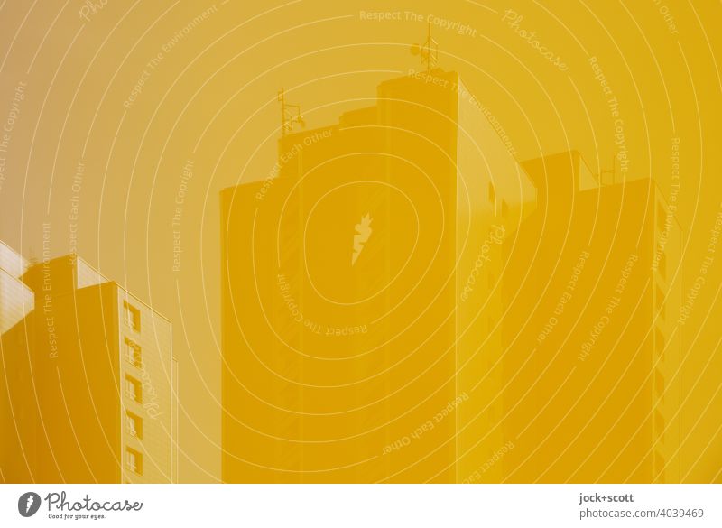 Himmel gelb, Sendemasten gelb, Plattenbau gelb Marzahn Berlin anders Reflexion & Spiegelung Fassade einfarbig trist Sonnenlicht Wohnhochhaus Architektur