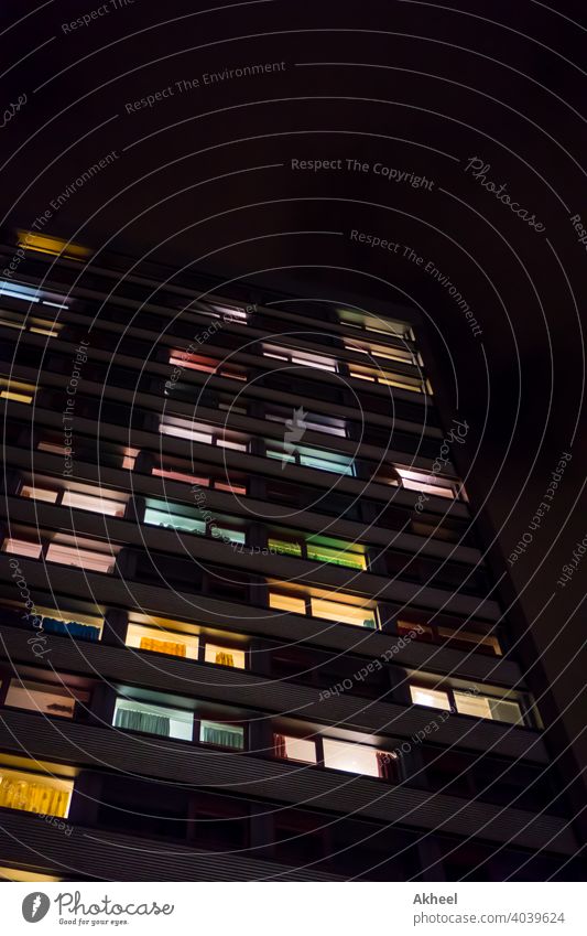 Bunte Studentenwohnheim, pulsierende Studentenleben, hohes Gebäude mit Nachthimmel Hintergrund abstrakt Appartement Architektur Großstadt Stadtbild Farbe farbig