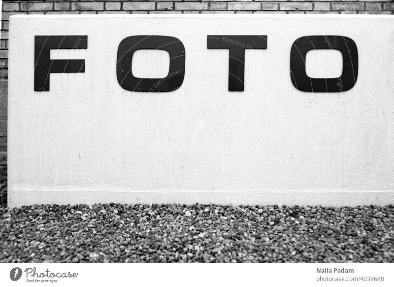 Foto (museum) analog Analogfoto sw Schwarzweißfoto Schrift Mauer Wand Beton Eingang Fotomuseum grau schwarz Außenaufnahme menschenleer Ausstellung