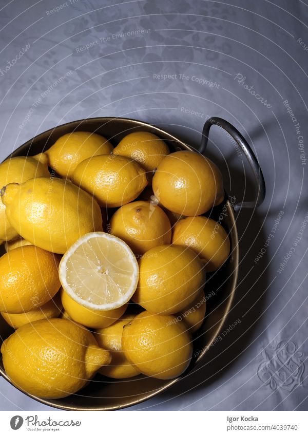 Hohe Winkel Ansicht von Zitrusfrüchten in Schüssel auf dem Tisch Zitronen gelb frisch Schalen & Schüsseln Gesundheit Vitamin C Ernährung Lebensmittel