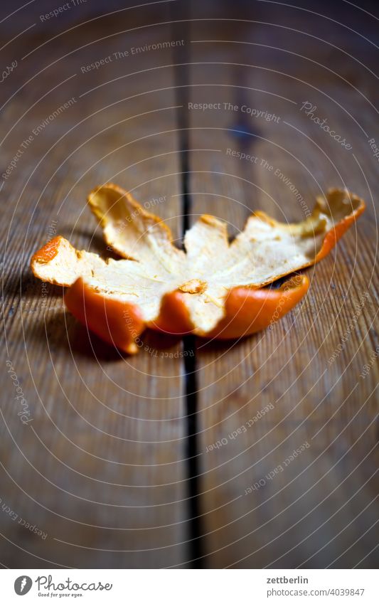 Mandarine, Vitamine biomüll ernährung essen frucht gesund mandarine mandarinenschale obst obstschale rest vitamine zitrus zitrusfrucht diele holz fußboden