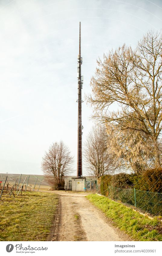 Alter Beton Sendemast in den Weinbergen in der Nähe eines Wohngebiets in Deutschland, Rheinland-Pfalz, Saulheim. Funk - Übertragungsmast veraltet Radio