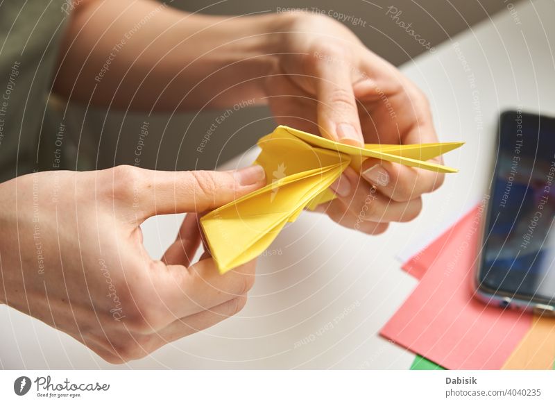DIY-Konzept. Frau machen Origami Ostern Kaninchen aus Farbe Papier. Origami Unterricht Hase Prozess Hand Hobby handgefertigt Kunst Handwerk Hintergrund