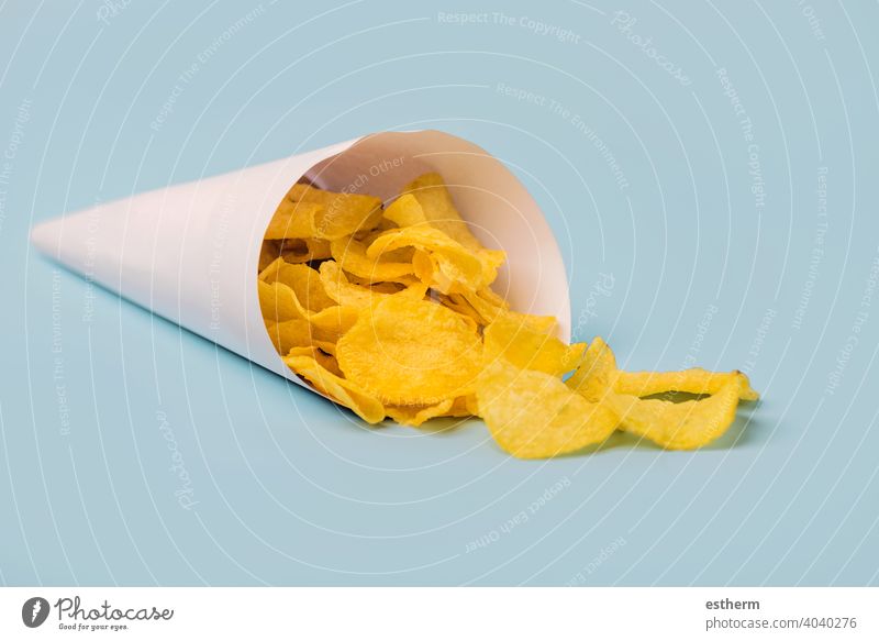Papiertüte mit leckerem Kartoffel-Knusperchip Kartoffelchip Kartoffel-Knusper-Chip Mahlzeit Kartoffelchips nahrhaft Nährstoff Gemüse Veganer Essen Lifestyle