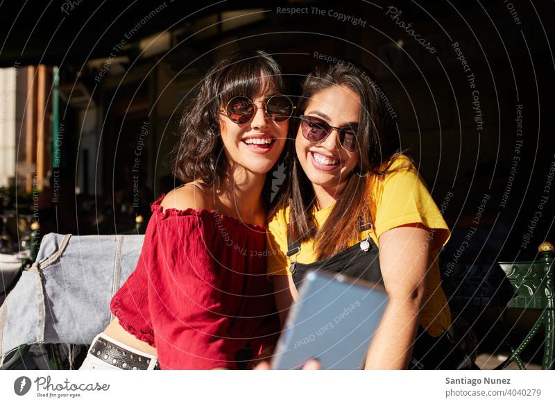 Zwei Teenager-Mädchen machen ein Selfie. Madrid jung Menschen Freundschaft Freunde Lifestyle schön Spaß Glück Zusammensein Freizeit Frau Lächeln Jugendliche