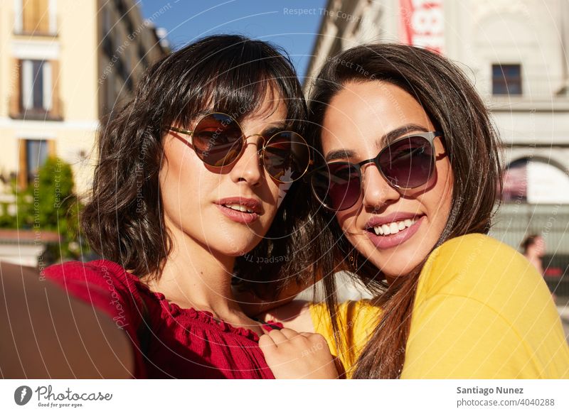 Selfie von zwei Teenager-Mädchen. Madrid jung Menschen Freundschaft Freunde Lifestyle schön Spaß Glück Zusammensein Freizeit Frau Lächeln Jugendliche heiter