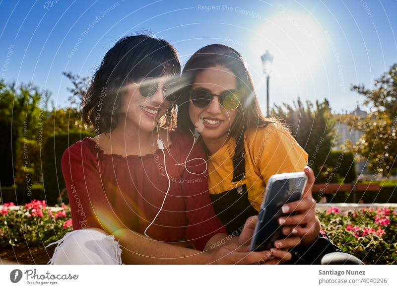 Zwei Teenager-Mädchen beobachten etwas am Telefon Madrid jung Menschen Freundschaft Freunde Lifestyle schön Spaß Glück Zusammensein Freizeit Frau Lächeln