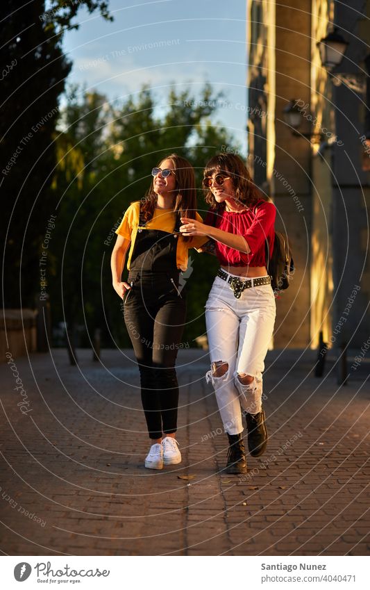 Zwei Teenager-Mädchen gehen die Straße entlang. Madrid jung Menschen Freundschaft Freunde Lifestyle schön Spaß Glück Zusammensein Freizeit Frau Lächeln