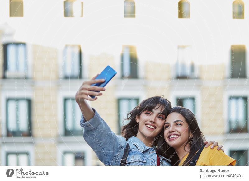 Zwei Teenager-Mädchen machen ein Selfie. Madrid jung Menschen Freundschaft Freunde Lifestyle schön Spaß Glück Zusammensein Freizeit Frau Lächeln Jugendliche