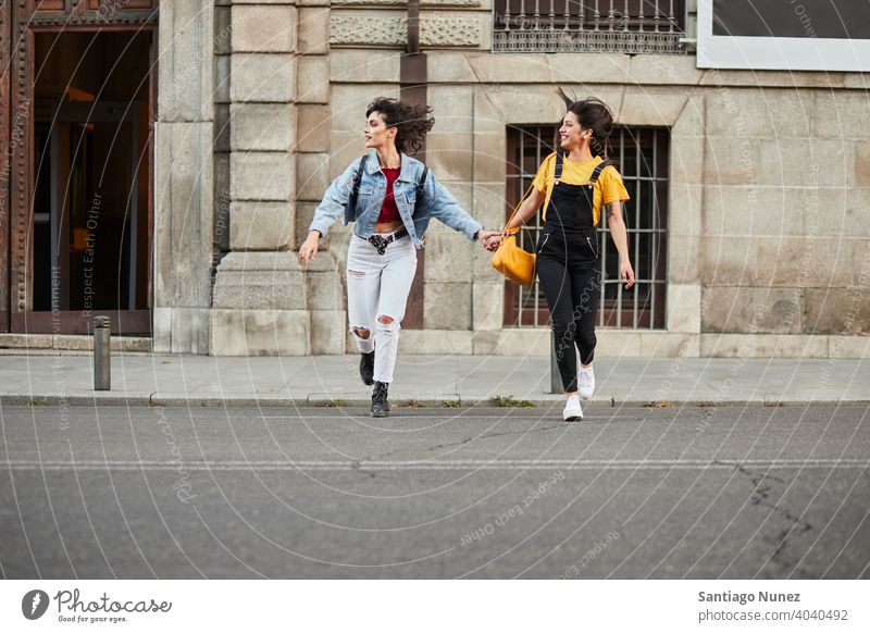 Zwei Teenager-Mädchen laufen die Straße hinunter. Madrid jung Menschen Freundschaft Freunde Lifestyle schön Spaß Glück Zusammensein Freizeit Frau Lächeln