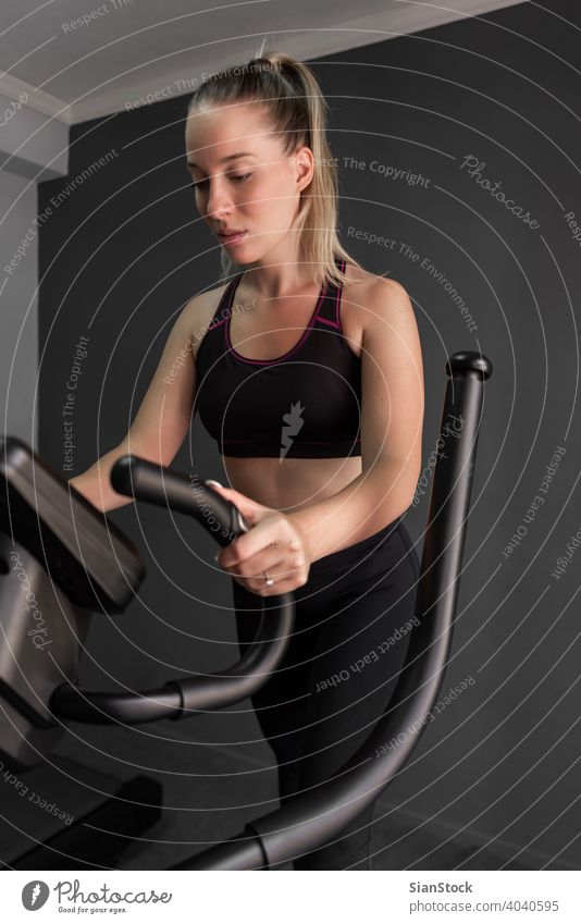 Frau Übung Elliptical Cardio laufen Training im Fitnessstudio Ausdauer Menschen Körper elliptisch Trainerin Kraft Laufband sportlich Sport Maschine Gesundheit