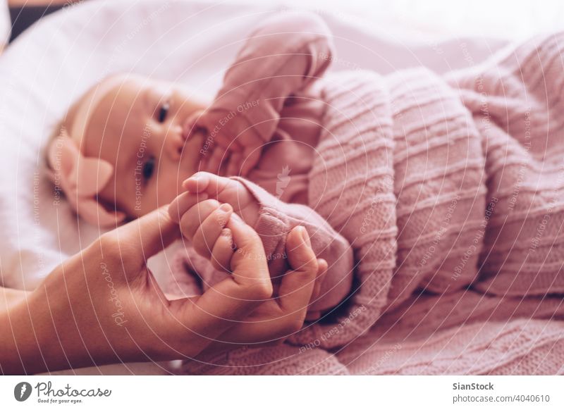 Baby Hand hält die Hände der Mutter Halt Beteiligung rein Glück Bett weiß wenig niedlich neugeboren heimwärts jung Kind Säugling Kindheit Top Ansicht bezaubernd