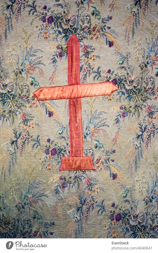 Kreuz gemalt auf einem Grunge-Textur-Hintergrund. durchkreuzen Christus Farbe weiß Ostern abstrakt rot christian Jesus Weihnachten Kruzifix Symbol dreckig