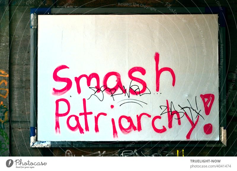 Frauentag! Erregte junge Frauen nutzten in wildem Zorn die willenlose Hingabe unschuldig weisser Plakat Wand für blutrot wütende Kampfparole. Smash Patriarchy!