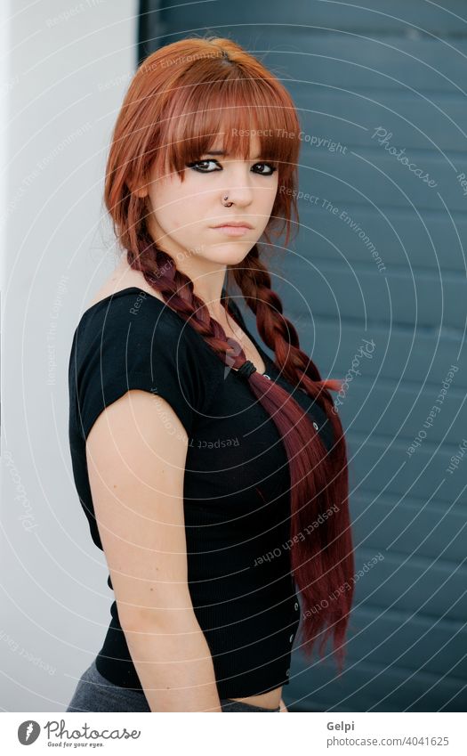 Rebellisches Teenager-Mädchen mit roten Haaren rebellisch jung Frau Jugend Person Porträt Menschen Hintergrund Schönheit vereinzelt Kaukasier Einstellung weiß