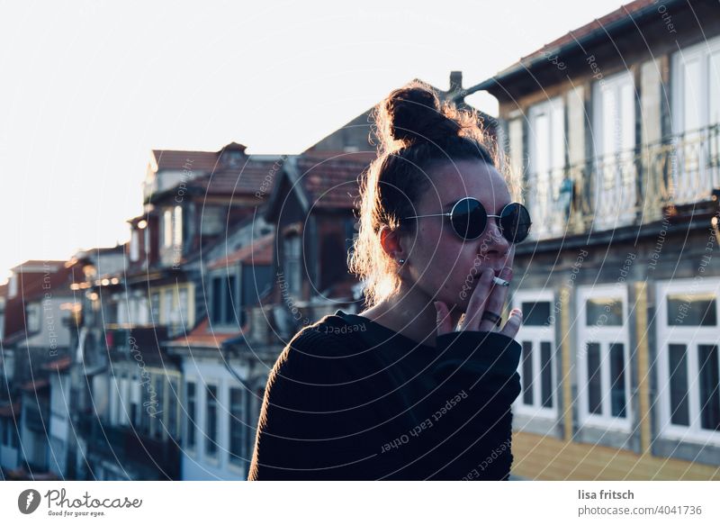 HÄUSER - FRAU - SONNENBRILLE - RAUCHEN Frau 25-29 Jahre Sonnenbrille Dutt brünett Coolness entspannt locker Jugendlich frei genießen Zufriedenheit Tourismus