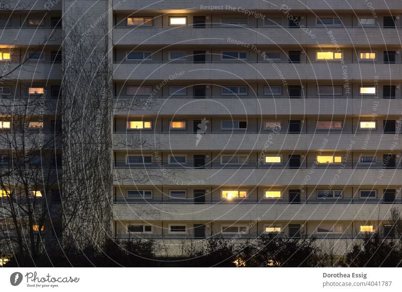Wohnblock mit beleuchteten Fenstern Wohnen zu Hause bleiben Abend Licht Zurückgezogenheit Fassade Stadt Architektur Balkone Außenaufnahme