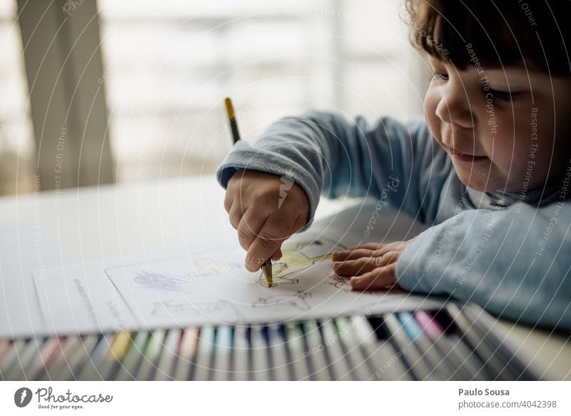 Kind zeichnet mit Buntstiften Kindheit zeichnen Zeichnung farbenfroh farbig Bleistift Kreativität Bildung lehrreich Farbe kreativ Kunst Kindergarten elementar