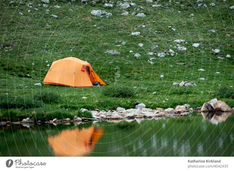 Orange Zelt Zeltplatz Lager Camping orange grün Natur Rocky Mountains Standort Wasser See Teich Reflexion & Spiegelung Berge u. Gebirge Sommer Frühling Saison
