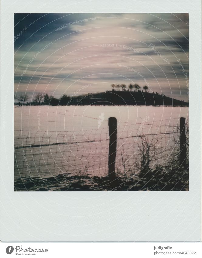 Winterliche Landschaft auf Polaroid Hügel Bäume Schnee Zaun Zaunpfahl Maschendrahtzaun Himmel kalt Frost