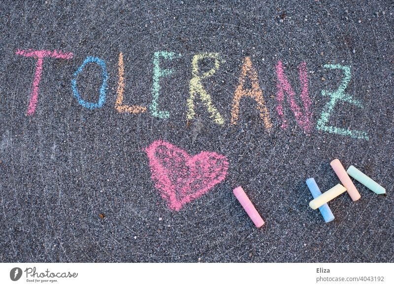 Das Wort Toleranz mit bunter Straßenmalkreide geschrieben Kreide Text Herz lgbtq zusammen Buchstaben Boden tolerant tolerieren Kinder Werte Vielfalt