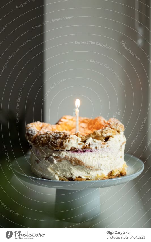 Polnische Karpaten-Sahne-Torte mit Geburtsdatum Kerze. Dessert karpatka Geburtstag Kuchen polnisch stehen selbstgemacht Morgen rustikal weiß Gebäck Feiertag