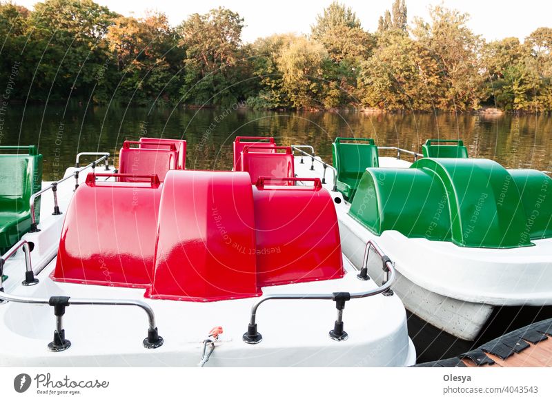 Tretboote in grün und rot sind an einer kleinen Anlegestelle an der Mündung des Flusses festgemacht oder geparkt horizontal Silhouette stürmisch Gesundheit