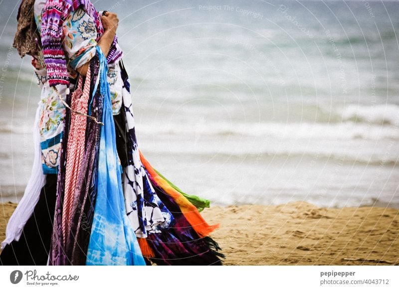 Frau die im Urlaub am Strand Tücher und Sommerkleider verkauft verkaufen Verkauf Handel Farbfoto Business Mode Gewerbe Kunde Verbraucher Konsum Lifestyle Käufer