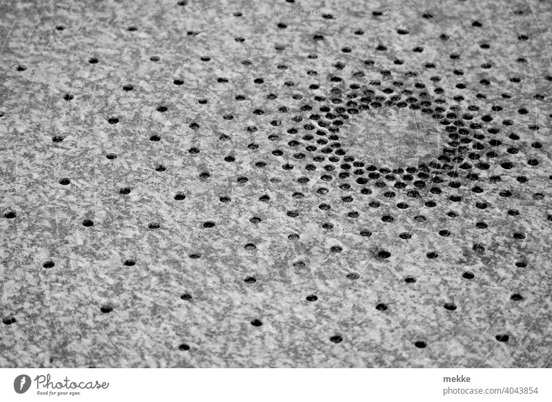 Steinskulptur des Mondjahres im Britzer Garten mondjahr Skulptur Außenaufnahme Kunst Kunstwerk Natur Park Sonnenlicht Kontrast Licht Schatten punkte Kreis