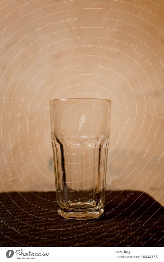 leeres Glas vereinzelt durchsichtig weiß trinken Wasser Hintergrund Reinheit Einfachheit liquide Durst durstig Kristalle Zerbrechlichkeit Single Bar Objekt
