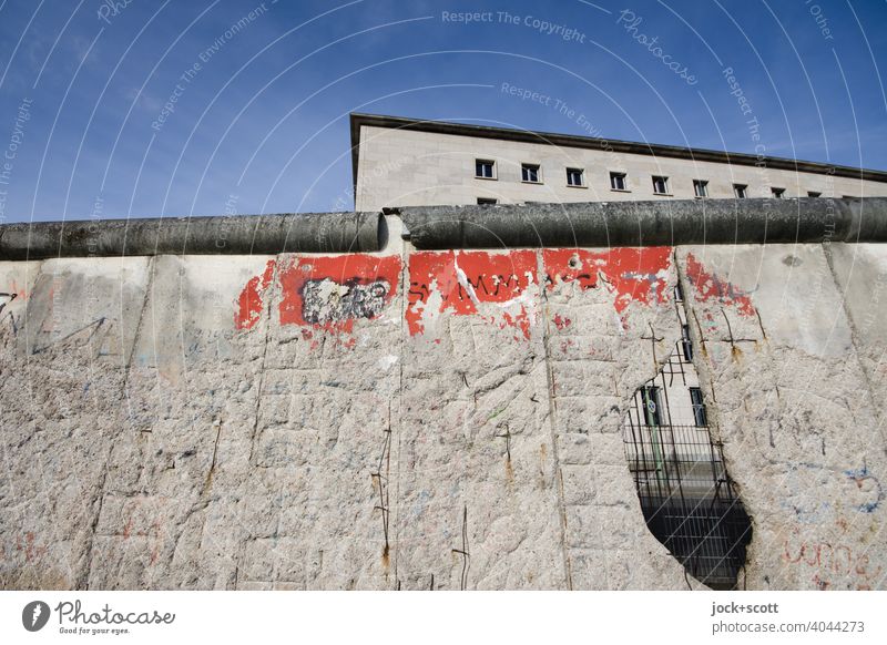 Loch in der Berliner Mauer historisch Vergangenheit Wandel & Veränderung Strukturen & Formen Zahn der Zeit Geschichte Sonnenlicht Berlin-Mitte Sightseeing