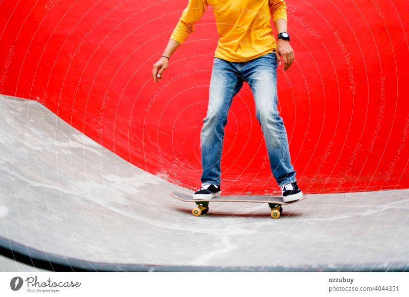 Skateboard Spielen Stehend Lifestyle Entspannen Konzept rot gelb Sport Spaß Schlittschuh Gleichgewicht Freude spielen Übung extrem Schuh Mode Beton Straße Ollie