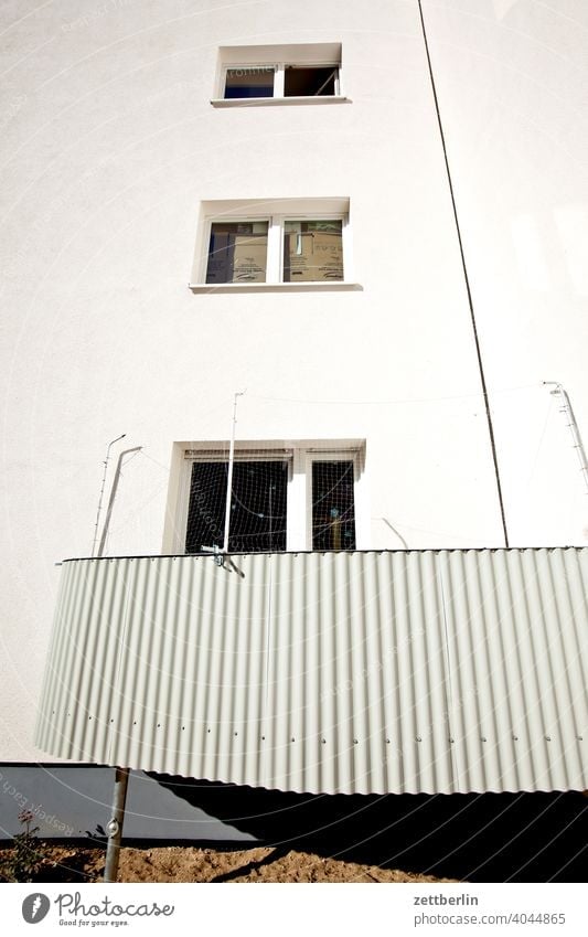 Innerstädtisches Wohnen mit Balkon altbau außen brandmauer fassade fenster haus himmel himmelblau hinterhaus hinterhof innenhof innenstadt mehrfamilienhaus