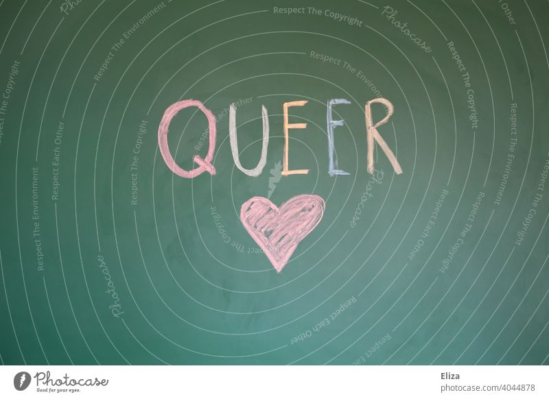 Das Wort Queer in bunten Buchstaben auf eine Tafel geschrieben mit einem rosa Herz. lgbtq Toleranz Liebe Vielfalt Gleichstellung Stolz Community Text Kreide