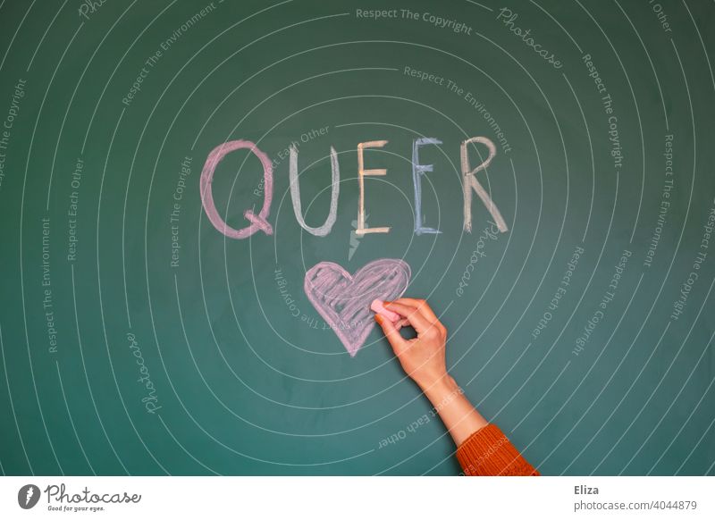 Wort Queer in bunten Buchstaben auf eine Tafel geschrieben. Eine Hand malt ein Herz dazu. lgbtq Toleranz Liebe Vielfalt Gleichstellung Stolz Community Text