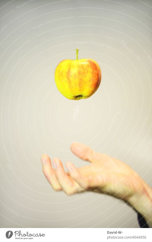 Gesunde Ernährung - Apfel Vitamine Obst lecker Frucht Diät Lebensmittel Gesundheit Hand gesund