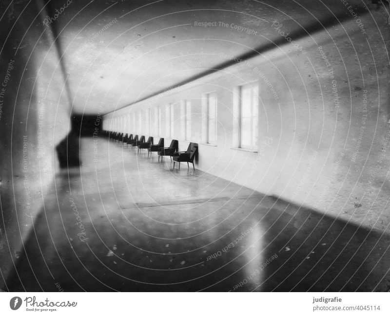 Flur mit Stühlen und Fenstern Schwarzweißfoto Gang warten wartebereich leer Gebäude Licht Wand Raum Unschärfe Architektur Menschenleer Perspektive Fluchtpunkt