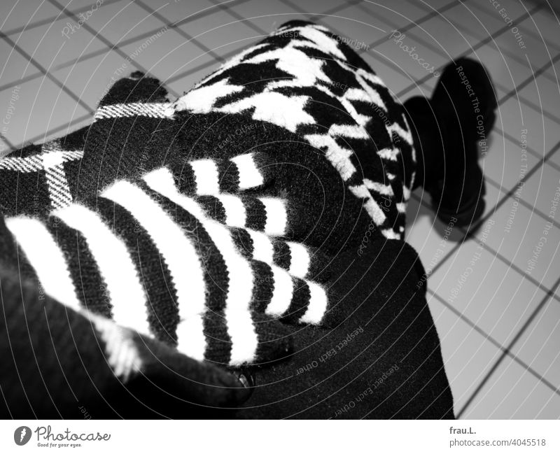 Mustermix Wollhandschuhe Mode Frau Hand Fuß Fußboden Fliesen u. Kacheln Küche kariert Stiefel gestreift Hahnentritt Schal Rock Pullover schwarz