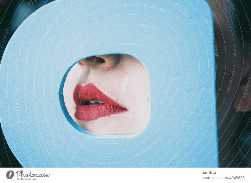 Junge Frau rote Lippen hinter einer Abdeckung blauen Kreis wirklich Deckung deckend Farbe sexy sinnlich attraktiv Kontrast Detailaufnahme Gesicht schüchtern