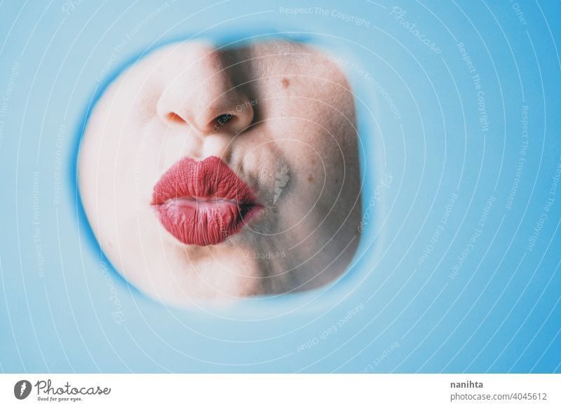 Junge Frau rote Lippen hinter einer Abdeckung blauen Kreis wirklich Deckung deckend Farbe sexy sinnlich attraktiv Kontrast Detailaufnahme Gesicht Kuss