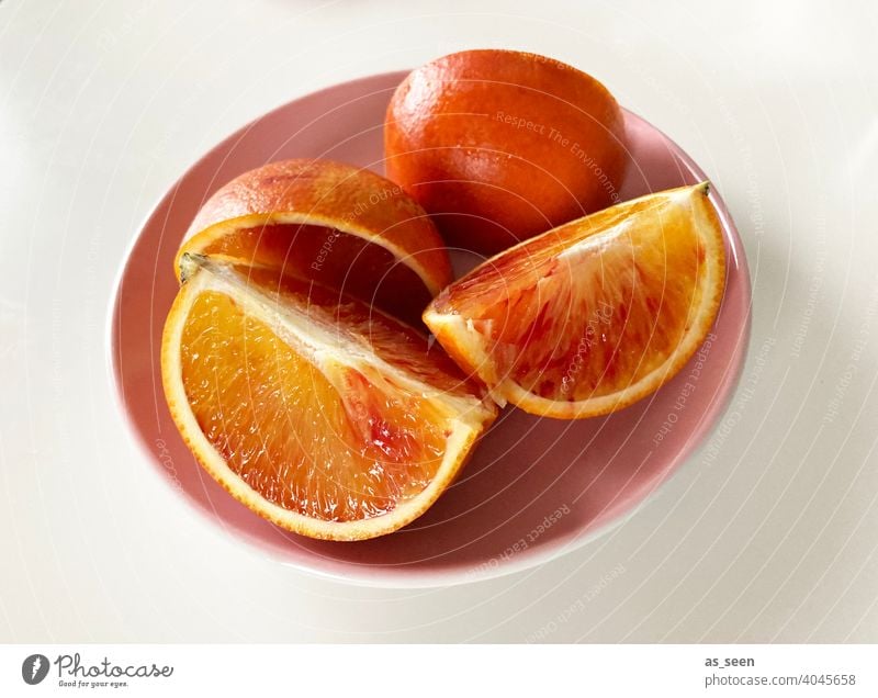 Obstteller mit Blutorangen Orange Spalte frisch saftig sauer Zitrusfrucht Vitamin C Frucht Gesundheit Gesunde Ernährung lecker Lebensmittel vitaminreich