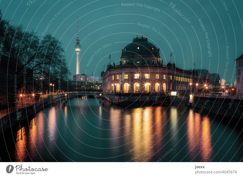 Berlin bei Nacht, Blick über die Spree am Bodemuseum vorbei auf den Alex Hauptstadt Bauwerk Architektur Sehenswürdigkeit Stadt Außenaufnahme Abend Kunstlicht