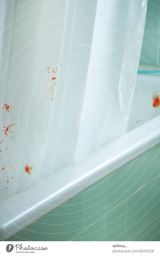 Dusch-Szene Duschvorhang Blut Blutspritzer Dusche Badezimmer gruselig Horror Krimi Blutbad psycho blutig Mord Angst Duschszene Tatort Badewanne gefliest Fliesen