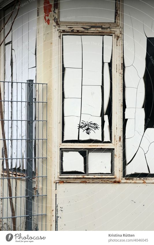 pförtnerhäuschen einer verlassenen fabrik fenster gebäude zaun folie abgeklebt graffiti patina verwittert risse rostig zugang ehemalig geschlossen leerstand