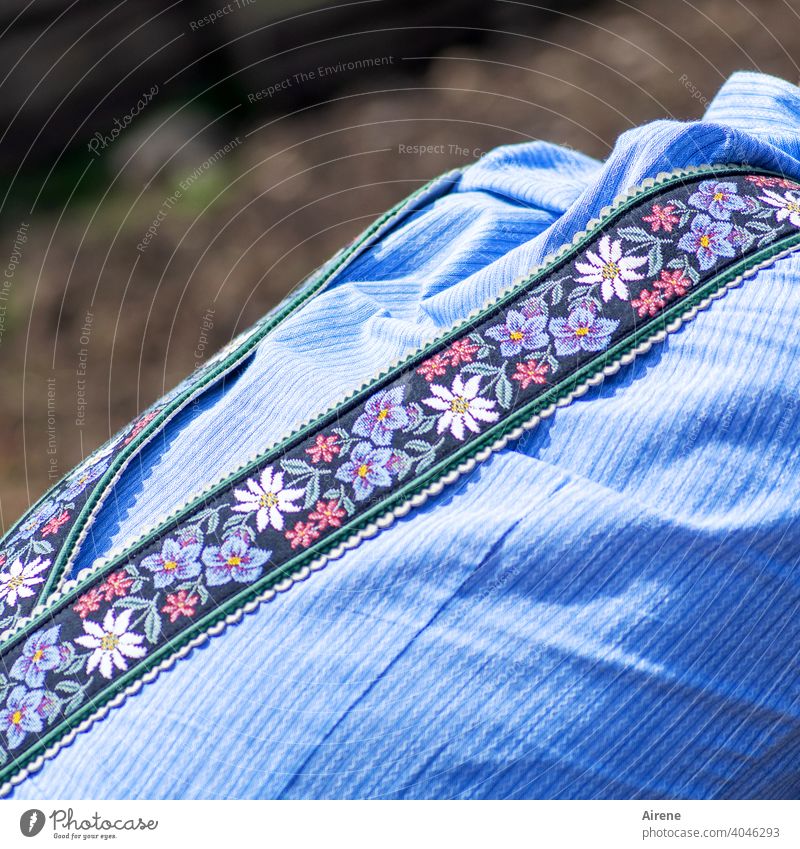 bavarian flower power Trachtenhemd Mann männlich blumig Hosenträger Rücken bestickt Trachtenhose bayerisch alpenländisch Blumenmuster Edelweiß Enzian Almrausch
